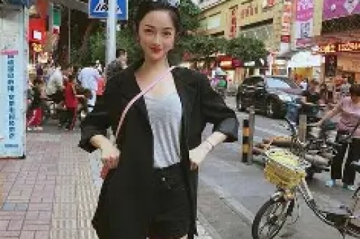 女星超大牌排场惹热议与男助理亲密举动引全网吵翻